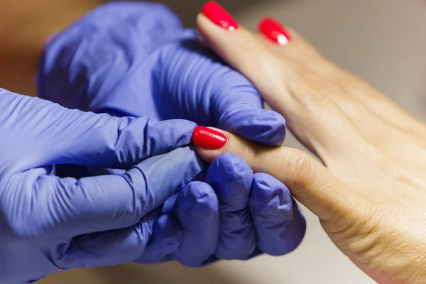 Salonda manikür ile Kadın el.