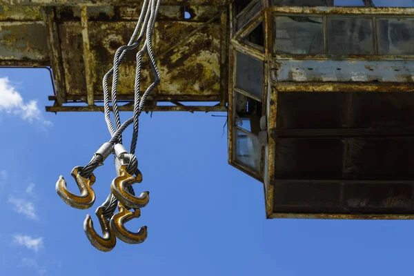 Gökyüzüne karşı eski vinç.