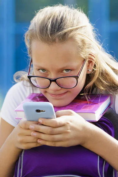 Retrato de uma estudante com óculos ao ar livre — Fotografia de Stock