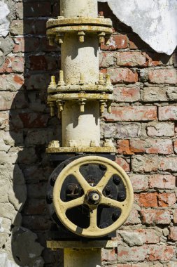 Fabrikada eski musluk vanası.