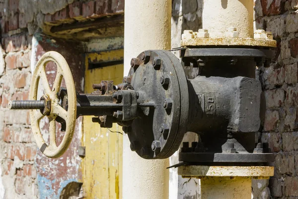 Válvula de torneira velha na fábrica . — Fotografia de Stock