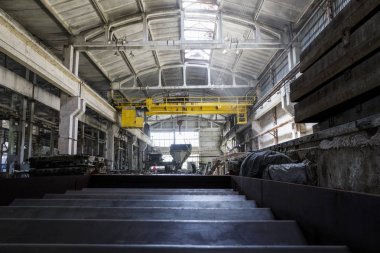 Fabrikada eski üretim tesisleri ve atölyeler.