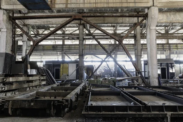 Instalações de produção antigas e oficinas na fábrica . — Fotografia de Stock