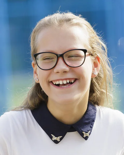 Retrato de una colegiala con gafas al aire libre —  Fotos de Stock