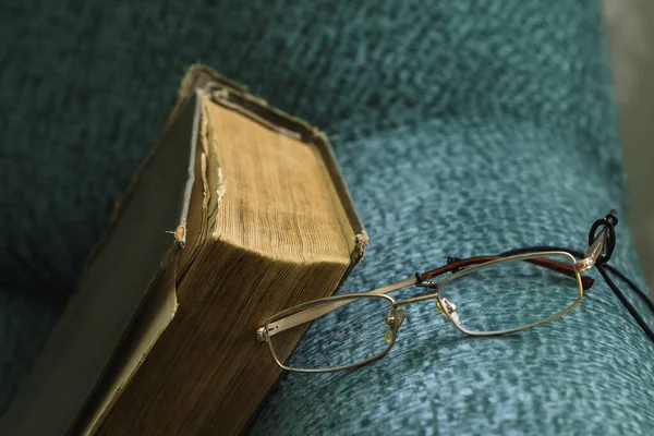 Livro Fechado Velho Com Óculos Móveis Vintage — Fotografia de Stock