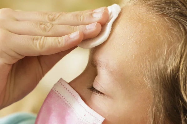 Portret Van Een Meisje Een Medisch Masker Met Een Temperatuur Rechtenvrije Stockfoto's