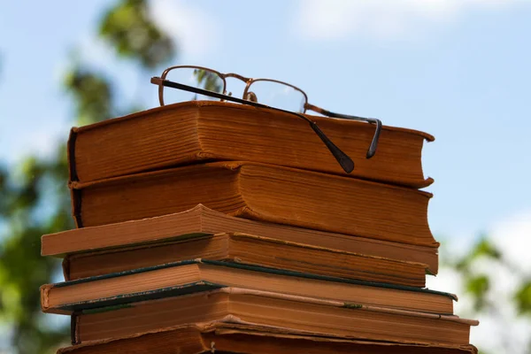 Pilha Livros Antigos Com Óculos — Fotografia de Stock