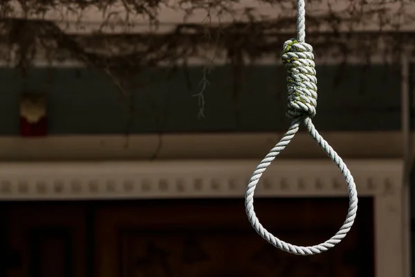 Karanlık bir arkaplanda halat veya darağacı