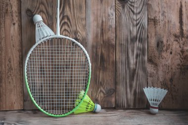 Vinage Wood arka planında bambinton için spor ekipmanı