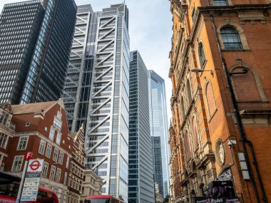 Londra mı? UK- Eylül 06. 2025 yılı. Liverpool Street tren istasyonunun yanındaki Londra şehrinde modern ve dönem mimarisinin bir karışımı..