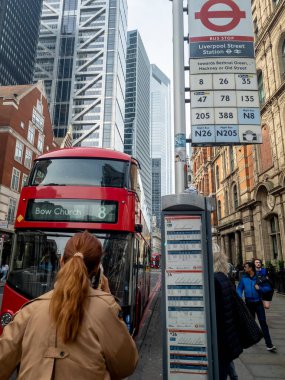 Londra mı? UK- Eylül 06. 2025 yılı. Londra 'daki Liverpool Street İstasyonu' nun dışında yolcu otobüsüne binen banliyö sakinleri, arka planda modern ve döneme ait mimari manzaraya sahipler..