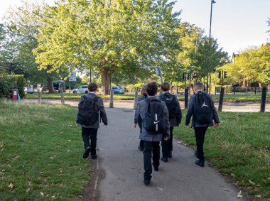 Londra mı? UK- Eylül 09. 2025 yılı. Bir grup okul çocuğu sabah okula gitmek için yürüyorlar..