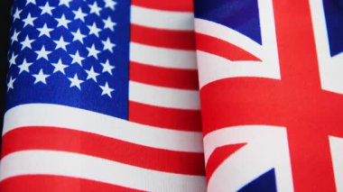 Birleşik Krallık bayrağıyla birlikte Birleşik Krallık bayrağının yakın çekimi. Bir ABD, İngiltere ilişkileri kavramı.