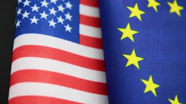 Avrupa Birliği bayrağıyla birlikte ABD bayrağının yakın plan görüntüsü. ABD ve AB ilişkileri kavramı.