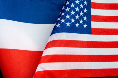 Amerikan bayrağıyla birlikte Fransa bayrağına yakın plan. Fransa ve ABD ilişkileri kavramı.