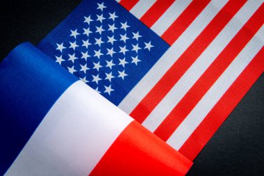 Fransız ulusal bayrağı ve siyah üzerine izole edilmiş ABD bayrağı. Fransa ve ABD ilişkileri kavramı.