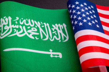 Suudi Arabistan 'ın ulusal bayrağı ve ABD ulusal bayrağı siyah üzerine izole edildi. Suudi Arabistan, ABD ilişkileri kavramı.