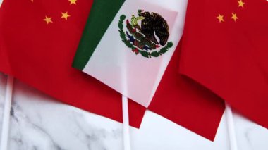 Meksika bayrağı Çin bayrağı arasında bayrak direğinde. Meksika, Çin ilişkileri kavramı.