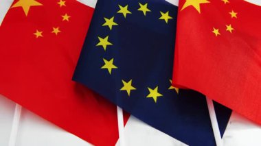 Avrupa Birliği bayrağı Çin ulusal bayrağı arasında bayrak direğinde. AB ve Çin ilişkileri kavramı.