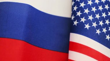 Rusya 'nın ulusal bayrağının hemen yanında ABD bayrağının yanında. Rusya ve ABD ilişkileri kavramı. 