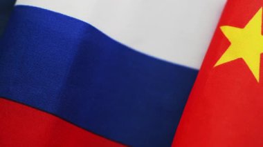 Çin bayrağının yanında Rus ulusal bayrağının yakın çekimi. Rusya ve Çin ilişkileri kavramı.