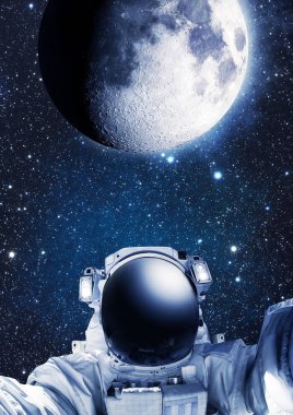 Uzayda astronot, arka planda Ay