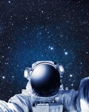 Uzaydaki astronot, arka plandaki yıldızlar