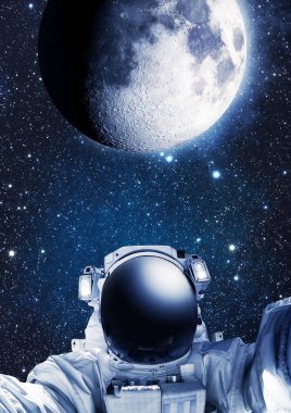 Uzayda astronot, arka planda Ay