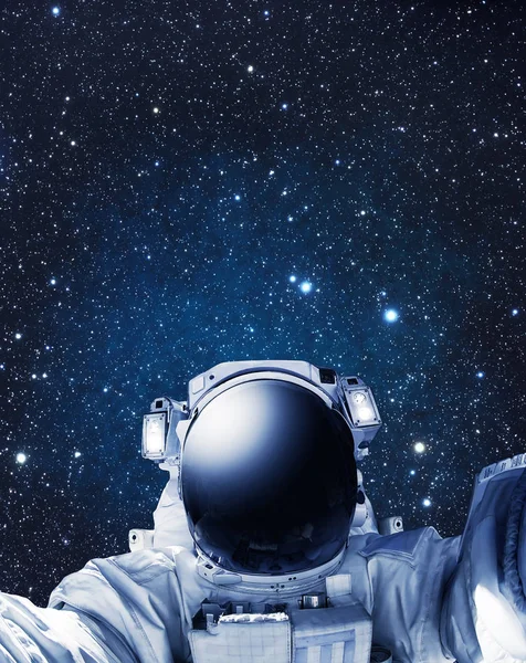 Αστροναύτης στο διάστημα, αστέρια στο παρασκήνιο — Φωτογραφία Αρχείου