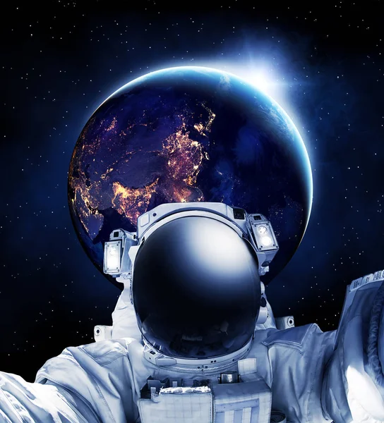 Космонавт в космосе, Земля на заднем плане Лицензионные Стоковые Изображения