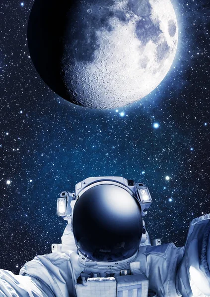 우주의 우주 비행사, 배경에 달 스톡 사진
