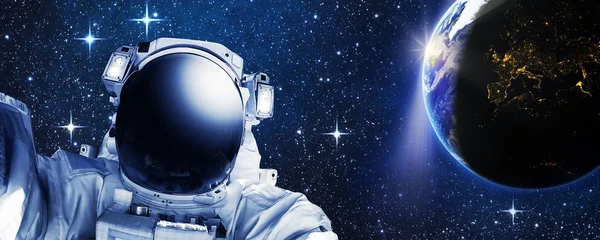 Космонавт в космосе, Земля на заднем плане Стоковое Фото