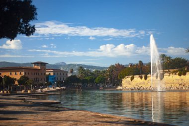 Palma de Mallorca İspanya Balear Adaları üzerinde eğlence parkı. Su ve dağlar ve eski evlerin zemin karşı Çeşmesi