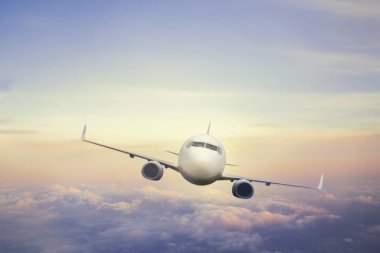 Gün batımı ışık bulutların üzerinde uçan uçak