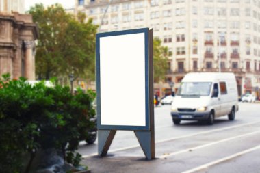 Boş beyaz dikey ışık kutusunun bir şehirde bir sokakta alay et.