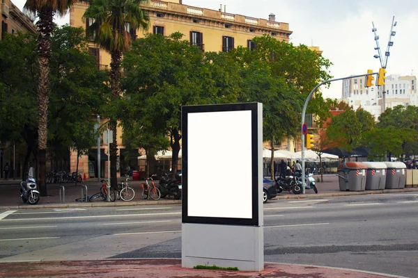 Burla Blanco Caja Luz Vertical Blanco Una Calle Una Ciudad —  Fotos de Stock