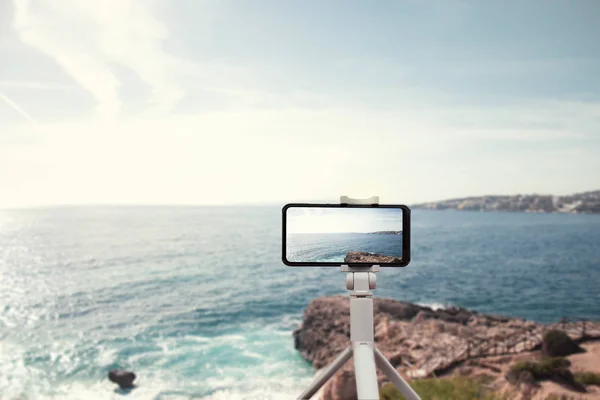 Fotografia Mobile Viaggi Smartphone Treppiede Sullo Sfondo Del Mare Delle — Foto Stock