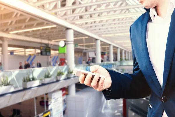 Zakenman Een Blauwe Jas Een Wit Overhemd Luchthaven Houdt Een — Stockfoto