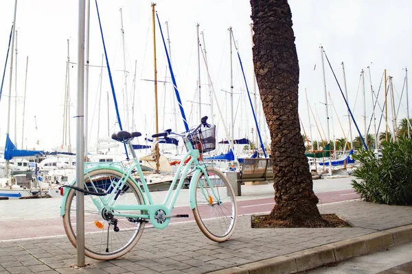 Location de vélos urbains en Espagne sur la Palma de Majorque. vélo rétro avec un panier sur le fond de la ville . — Photo