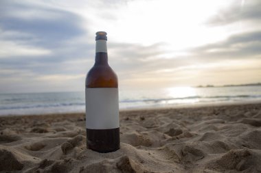 Şarap şişesi etiket arka planda plaj ve deniz üzerinde Adası, Palma de Mallorca İspanya alay.