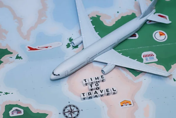 Tempo Viaggiare Idea Turismo Con Aereo Bussola Mappa Sfondo Chiaro — Foto Stock