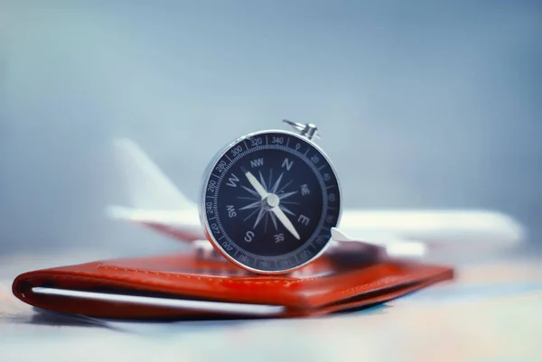 Utazási Idő Ötlet Turizmus Egy Repülőgép Jegyek Útlevél Iránytű Megjelenítése — Stock Fotó