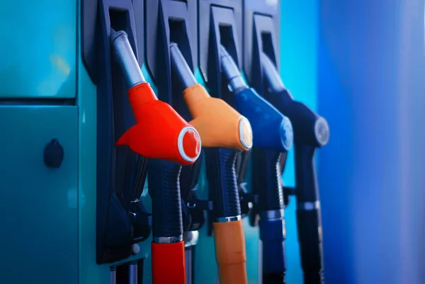 Posto Gasolina Close Com Mangueiras Combustível Coloridas — Fotografia de Stock