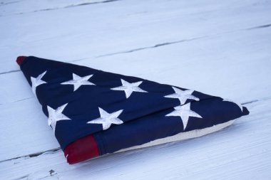 Memorial Day ve Amerika Birleşik Devletleri 'nin diğer tatilleri için ahşap bir arka planda Amerikan bayrağı.