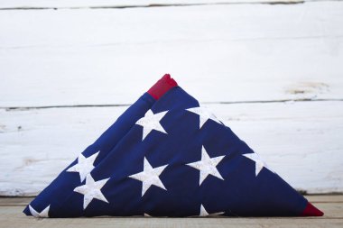Memorial Day ve Amerika Birleşik Devletleri 'nin diğer tatilleri için ahşap bir arka planda Amerikan bayrağı.