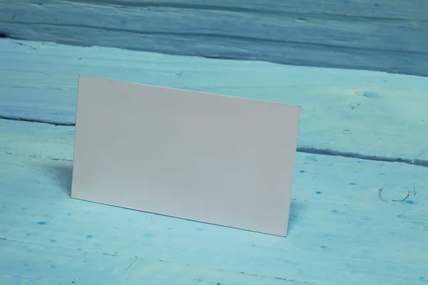 Gerçekçi Mock kadar mavi ahşap arka plan üzerinde kartvizit. — Stok fotoğraf
