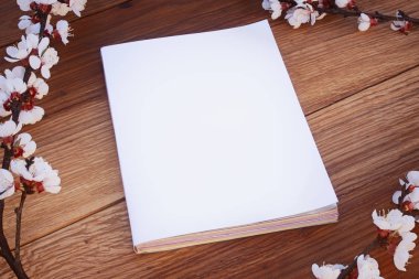 Gerçekçi Mock up Dergi Kapağı Blossom ile, ahşap arka plan üzerinde.