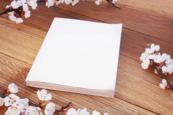 Gerçekçi Mock up Dergi Kapağı Blossom ile, ahşap arka plan üzerinde.