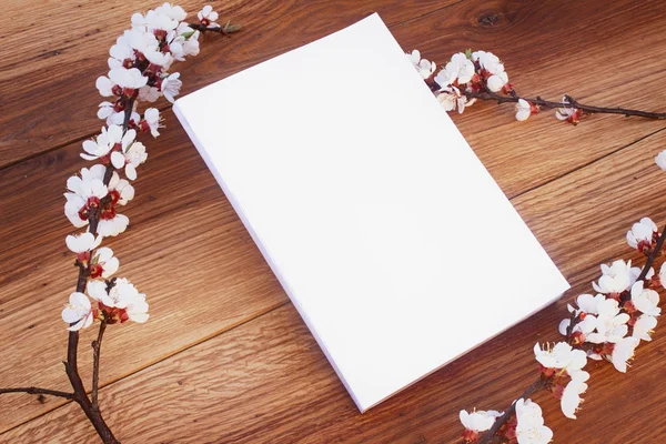 Gerçekçi Mock up Dergi Kapağı Blossom ile, ahşap arka plan üzerinde.