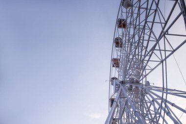 Dönme dolabı. Mavi gökyüzüne karşı Attraction.